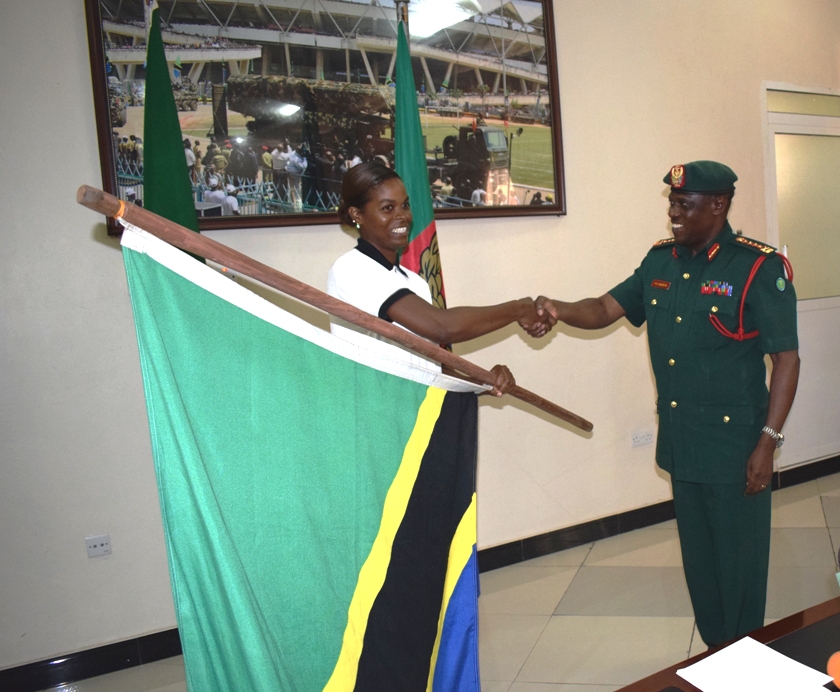 ​​Mkuu wa Majeshi ya Ulinzi Tanzania akabidhi bendera ya Taifa kwa Timu ya Golf Lugalo