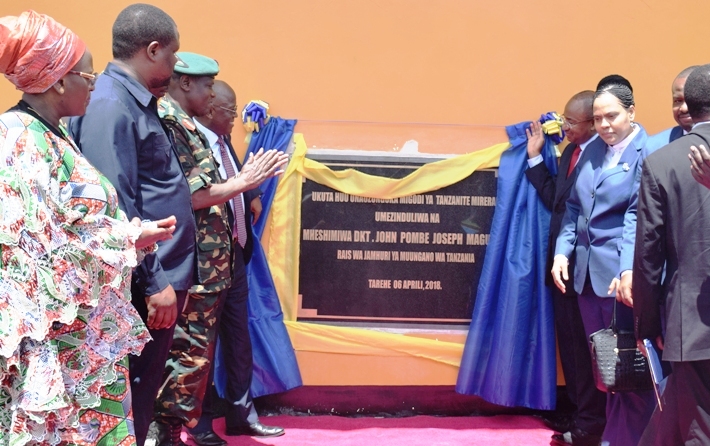 Rais wa Jamhuri ya Muungano wa Tanzania azindua ukuta.