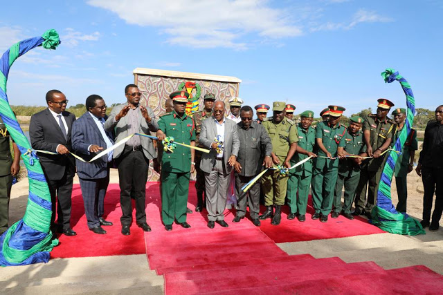 Rais Magufuli Azindua Mabwawa Na Vizimba Vya Samaki Kambi Ya Jeshi Makoko