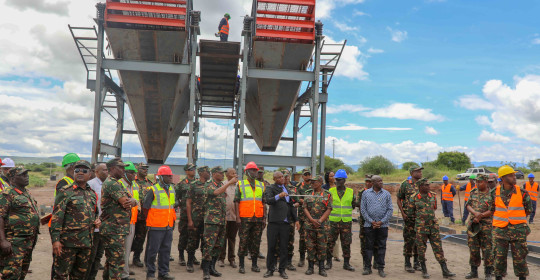 ​Jenerali Mkunda aweka Jiwe la Msingi Mradi wa Kokoto Arusha