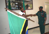 ​​Mkuu wa Majeshi ya Ulinzi Tanzania akabidhi bendera ya Taifa kwa Timu ya Golf Lugalo