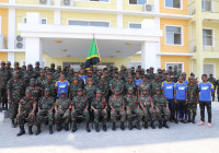 Mnadhimu Mkuu JWTZ akabidhi bendera kwa wanamichezo watakaoshiriki Michezo ya Majeshi EAC.